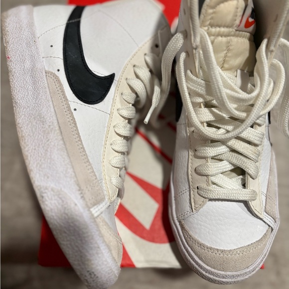 Nike Blazer Mid '77 GS in White, Black kids sz 4youth - Picture 1 of 4